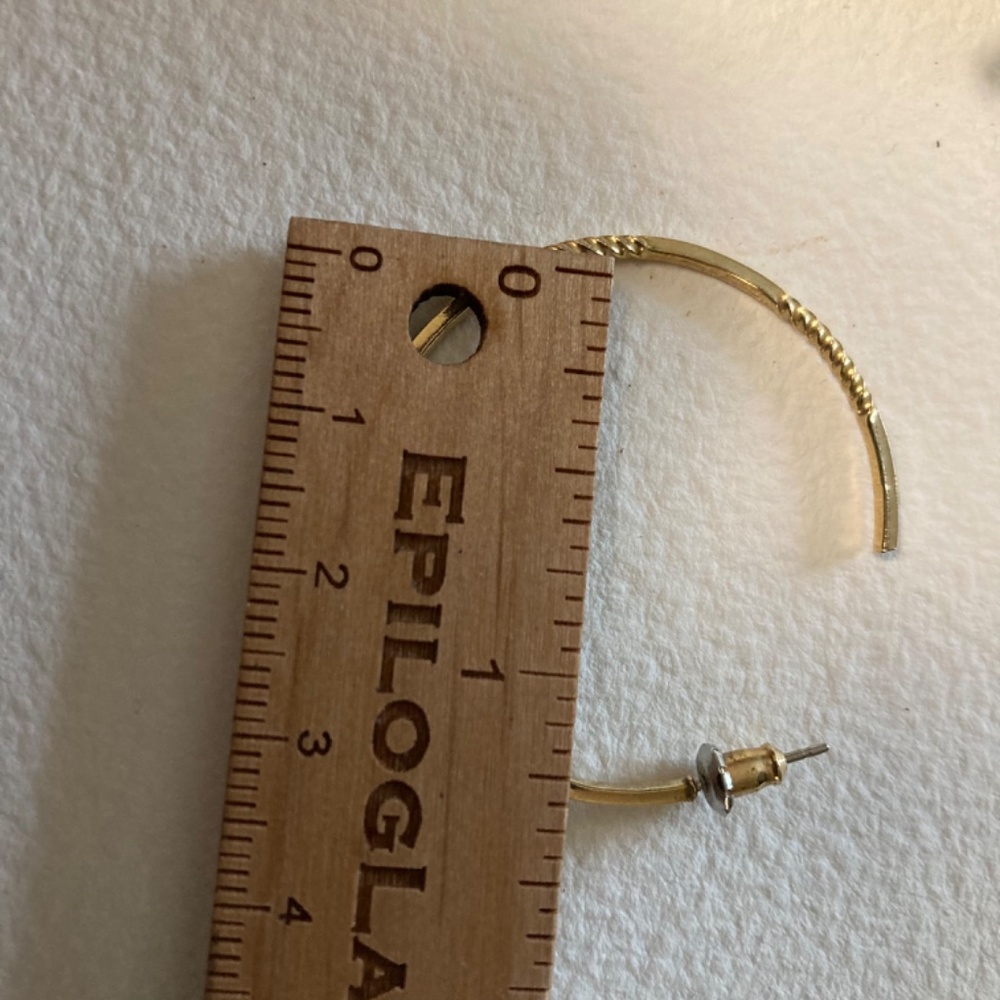 Vintage Gold Tone Hoops with a Twist Design - Picture 4 of 6
